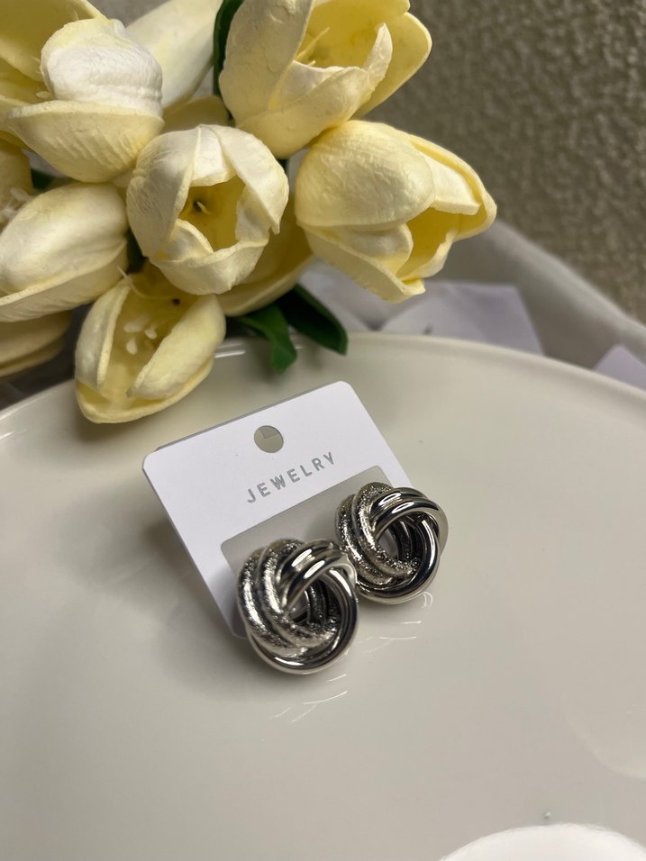 Klasik Gri Mini Küpeler - Görsel 4