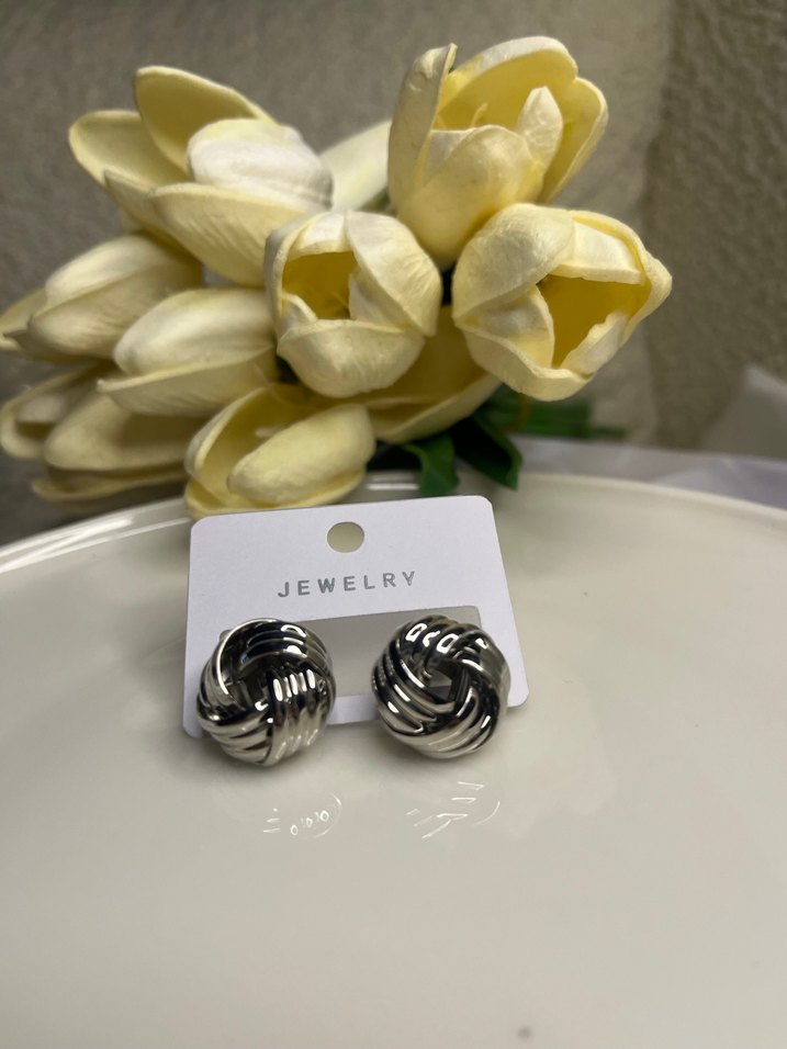 Mini Gri Düğmeli Küpeler - Görsel 3