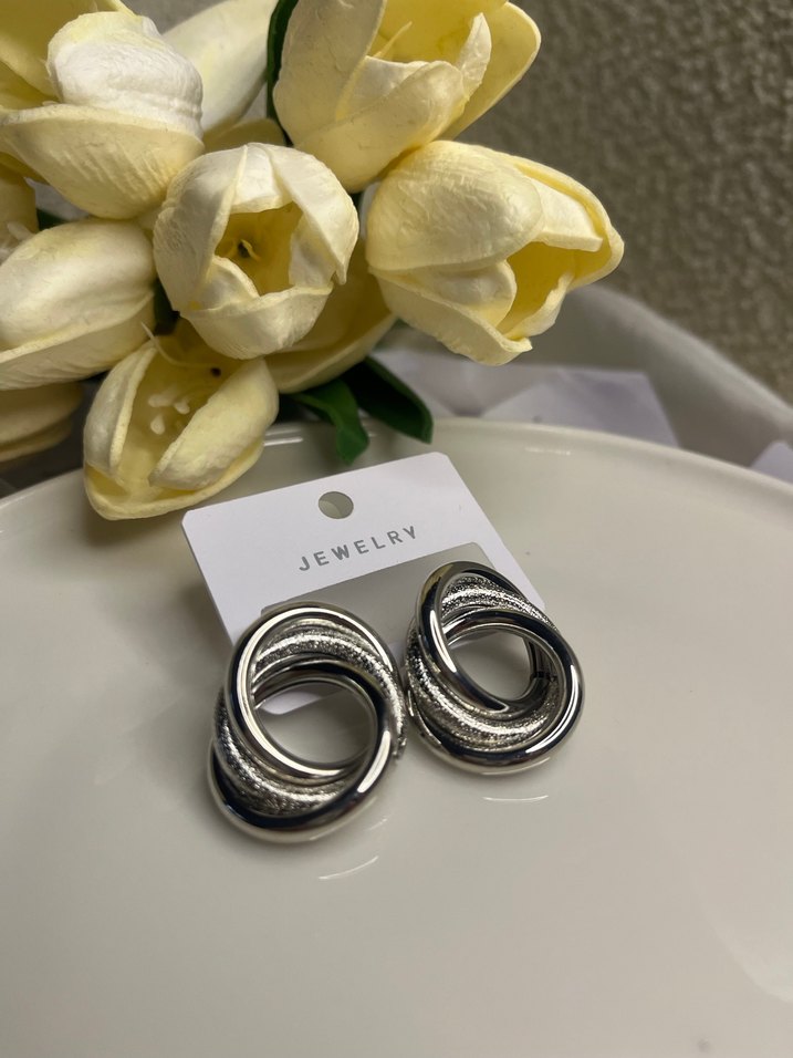 Gri Tokalı Küpeler - Görsel 3