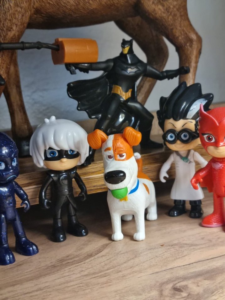 Kahverengi ve Koyu Renkli Aksiyon Figürleri Seti - Görsel 3