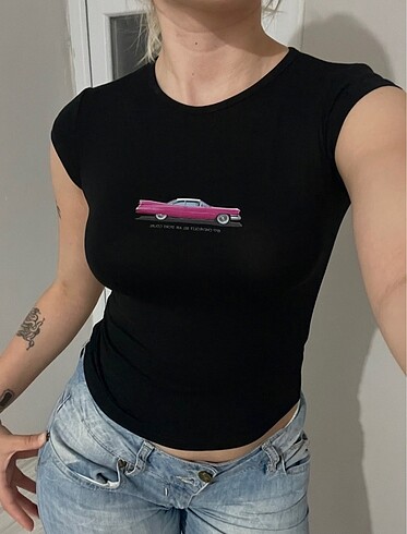 Vücudu saran tam boy baskılı tshirt