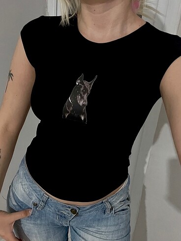 Vücudu saran tam boy baskılı tshirt