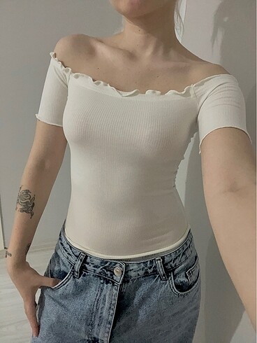 Vücudu saran tam boy geniş yaka tshirt