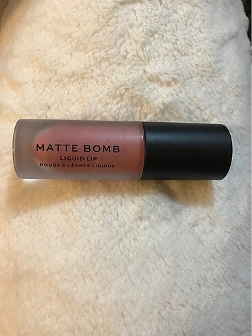 revolution matte bomb likit ruj gloss