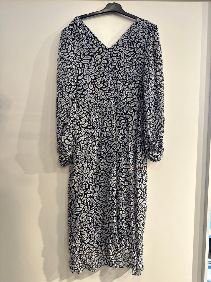 Gri Yılan Desenli Uzun V Yaka Elbise - Görsel 2