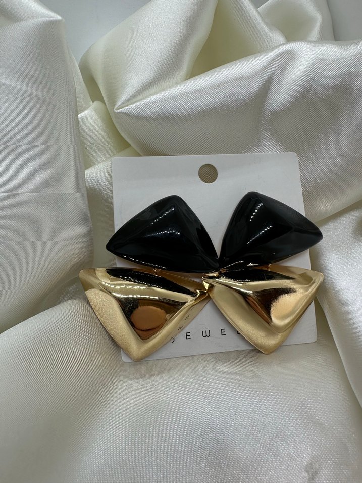 Altın Renkli Mini Fiyonk Küpeler - Görsel 2