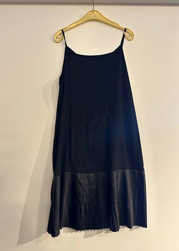 Siyah Piliseli Uzun Askılı Elbise - Görsel 2