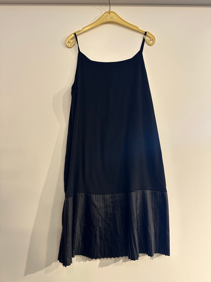 Siyah Piliseli Uzun Askılı Elbise - Görsel 2