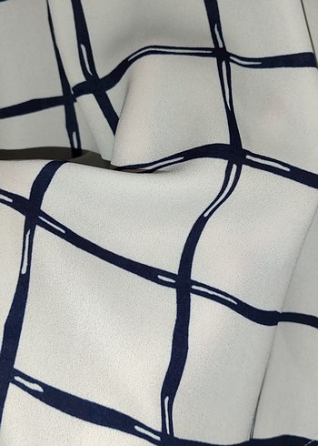 Beyaz Ekoseli V Yaka Kadın Gömlek - Görsel 4