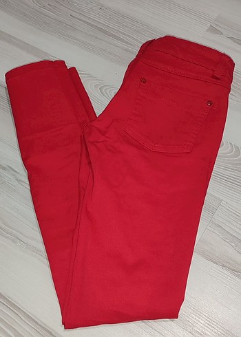 Kırmızı Yırtık Pantolon - Görsel 4