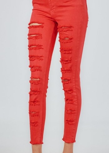 Kırmızı Yırtık Pantolon - Görsel 2