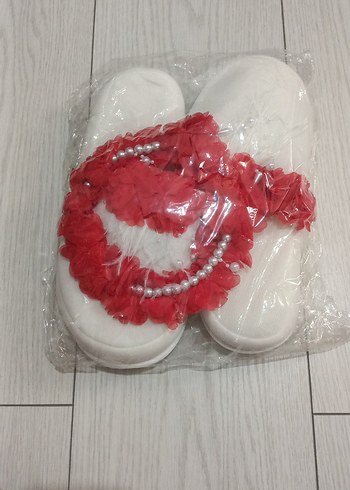 İnci Detaylı Kırmızı Fırfırlı Kadın Terlikve taci - Görsel 2