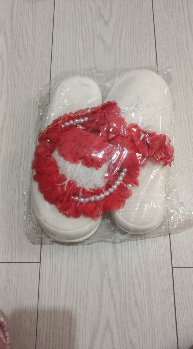 İnci Detaylı Kırmızı Fırfırlı Kadın Terlikve taci - Görsel 2