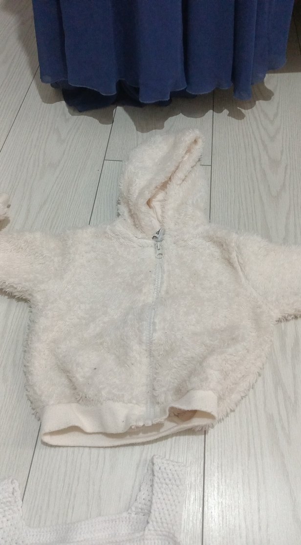 Kız Çocuk Beyaz Kürklü Kapüşonlu Mont - Görsel 2