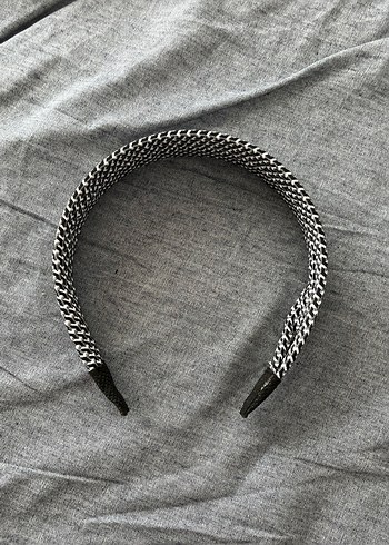 Gri Zincir Detaylı Metal Taç