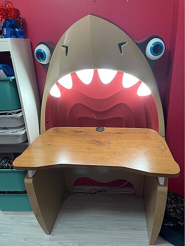 Çilek köpek balığı çalışma masası