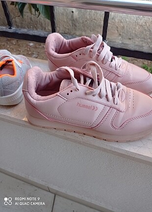 Pembe pudra tonlarında Hummel spor ayakkabı