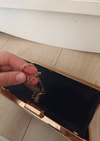 Zincir Detaylı Altın Rengi Kadın Abiye Çanta - Görsel 3