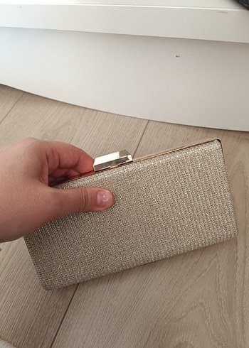 Zincir Detaylı Altın Rengi Kadın Abiye Çanta - Görsel 2