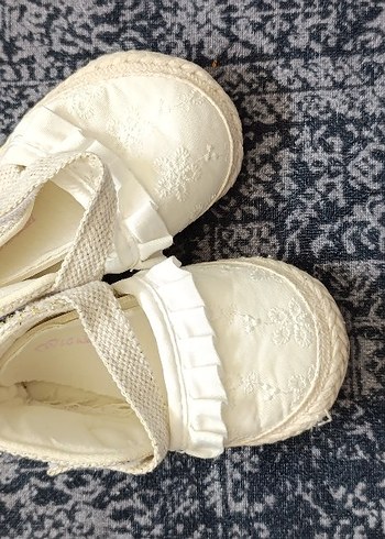 Beyaz Nakışlı Fırfırlı İlk Adım Ayakkabısı - Görsel 3