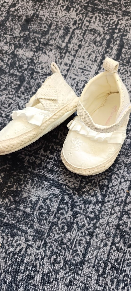 Beyaz Nakışlı Fırfırlı İlk Adım Ayakkabısı - Görsel 2