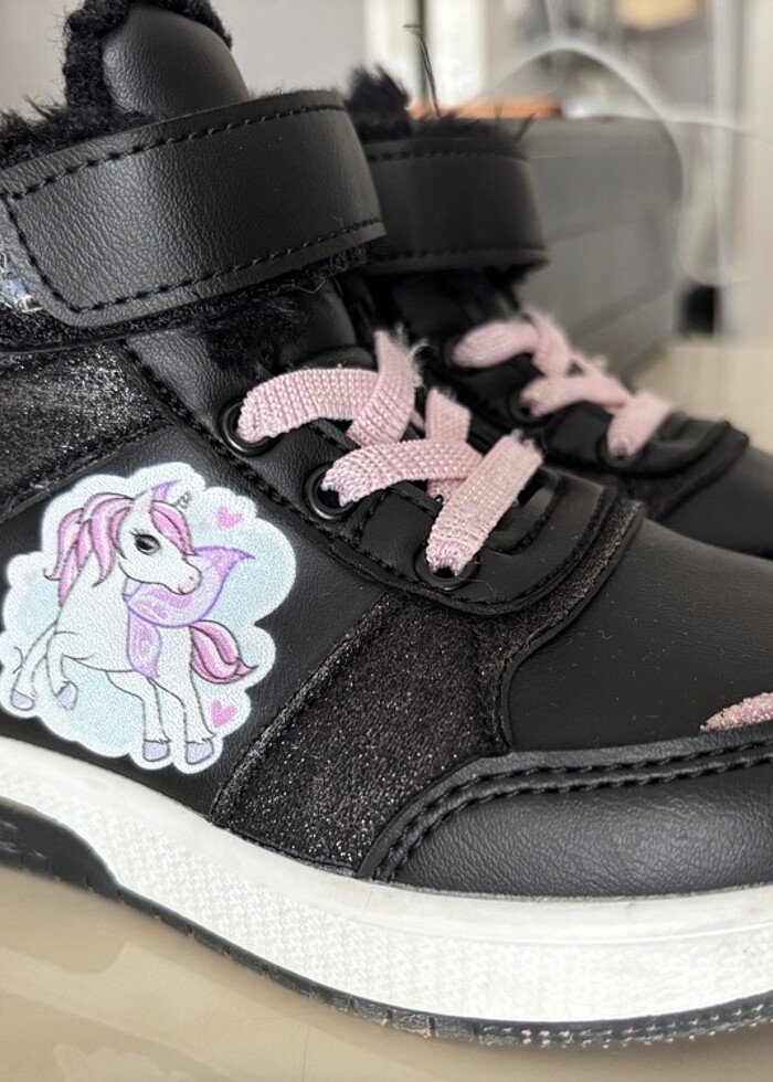 Kız çocuk unicorn bot - Görsel 3