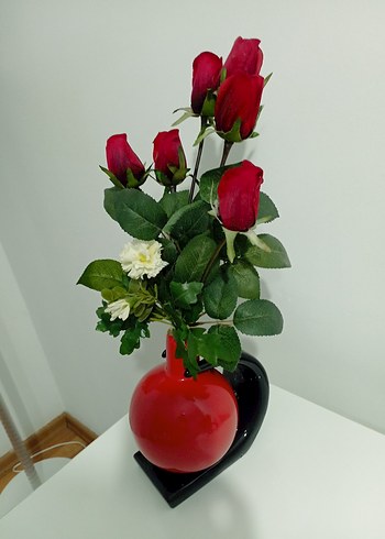 Kırmızı Vazo İçinde Yapay Gül Buketi - Görsel 4