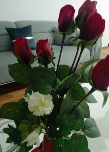 Kırmızı Vazo İçinde Yapay Gül Buketi - Görsel 6