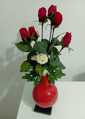 Kırmızı Vazo İçinde Yapay Gül Buketi - Görsel 2