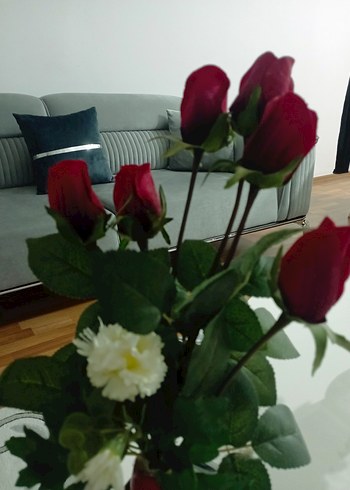 Kırmızı Vazo İçinde Yapay Gül Buketi - Görsel 5