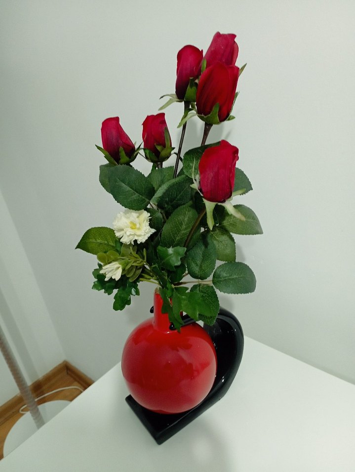 Kırmızı Vazo İçinde Yapay Gül Buketi - Görsel 4