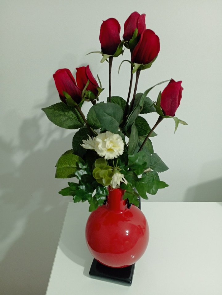 Kırmızı Vazo İçinde Yapay Gül Buketi - Görsel 2