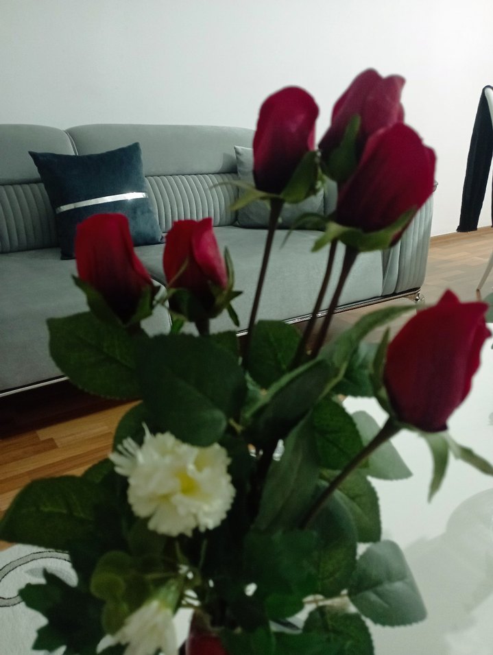 Kırmızı Vazo İçinde Yapay Gül Buketi - Görsel 5