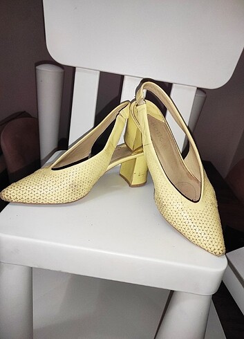39 Beden Hotiç marka limon sarısı topuklu ayakkabı ve elle marka siyah to