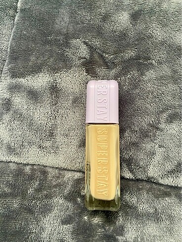 Beden Maybelline Lumi Matte Fondöten 118