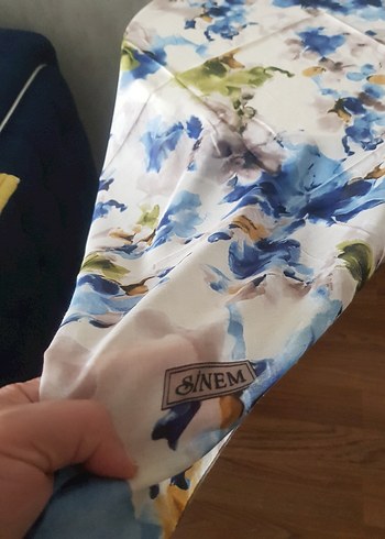 Mavi Çiçek Desenli Kadın baş örtüsü - Görsel 2