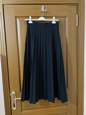 Siyah pileli etek