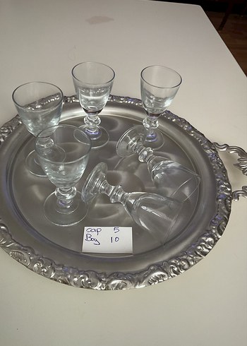 Beden Gümüş Tepside 6 Adet Küçük Cam Bardak resimde gördüğünüz hepsi