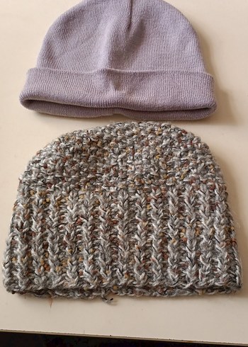 Gri Örgü  ve mor Kadın Bereleri 2 tane biri el örgüsü - Görsel 2
