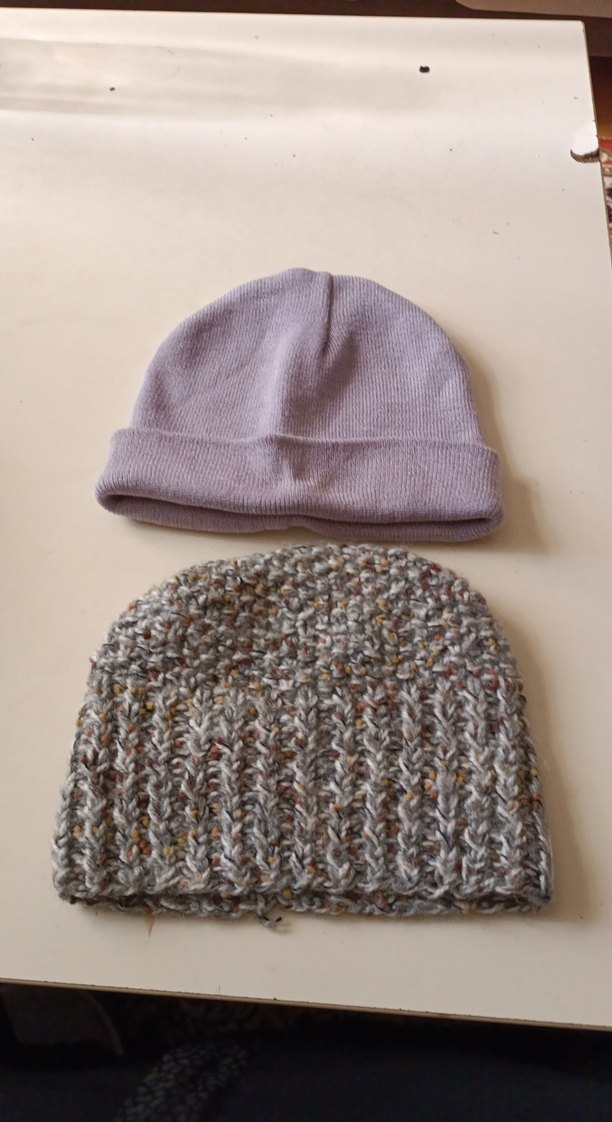 Gri Örgü  ve mor Kadın Bereleri 2 tane biri el örgüsü - Görsel 3