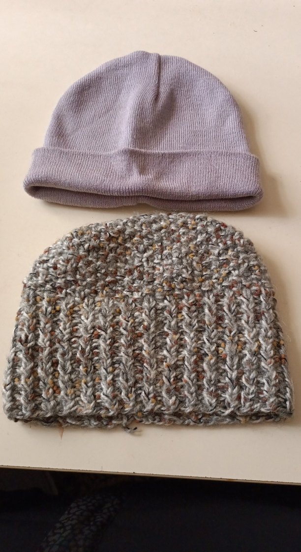 Gri Örgü  ve mor Kadın Bereleri 2 tane biri el örgüsü - Görsel 2