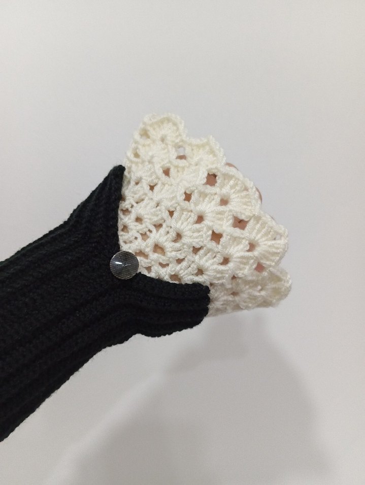 Dantel Detaylı Siyah Beyaz Örgü Eldiven - Görsel 3