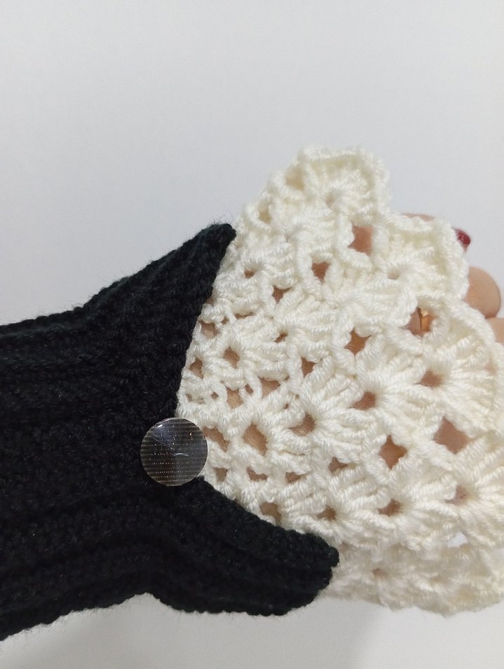 Dantel Detaylı Siyah Beyaz Örgü Eldiven - Görsel 4