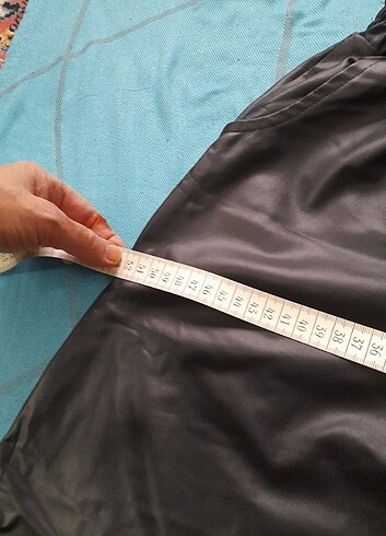 l Beden siyah Renk Deri görünümlü eşofman altı. L-XL. ? Bol model. Paçası lastikli