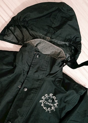 Siyah Kapüşonlu Erkek Çocuk Yağmurluk - Görsel 4