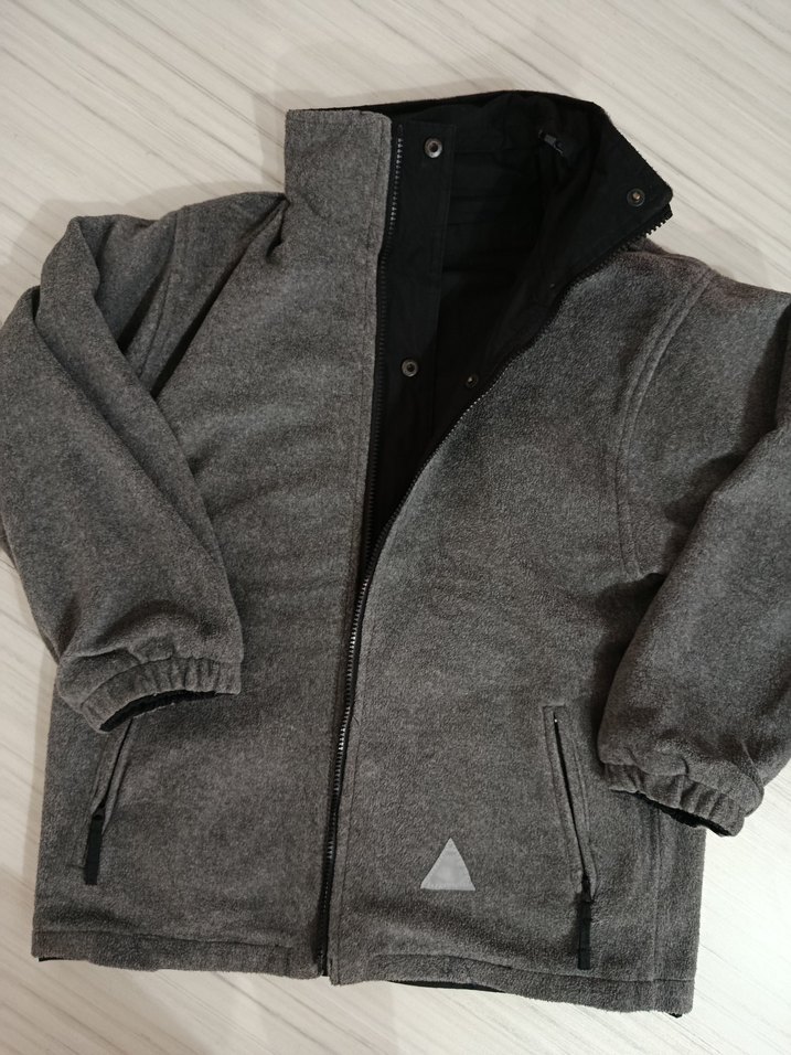 Siyah Kapüşonlu Erkek Çocuk Yağmurluk - Görsel 3