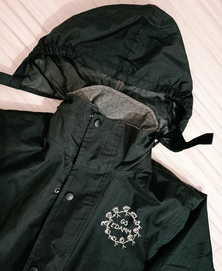 Siyah Kapüşonlu Erkek Çocuk Yağmurluk - Görsel 4