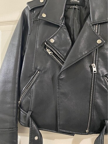 Pull and Bear Pull& bear Kısa deri ceket kemerli