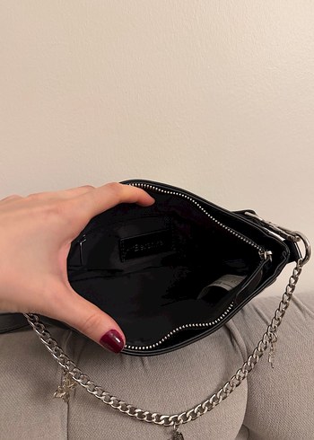 Zincir Detaylı Parlak Siyah Rugan Çanta - Görsel 3