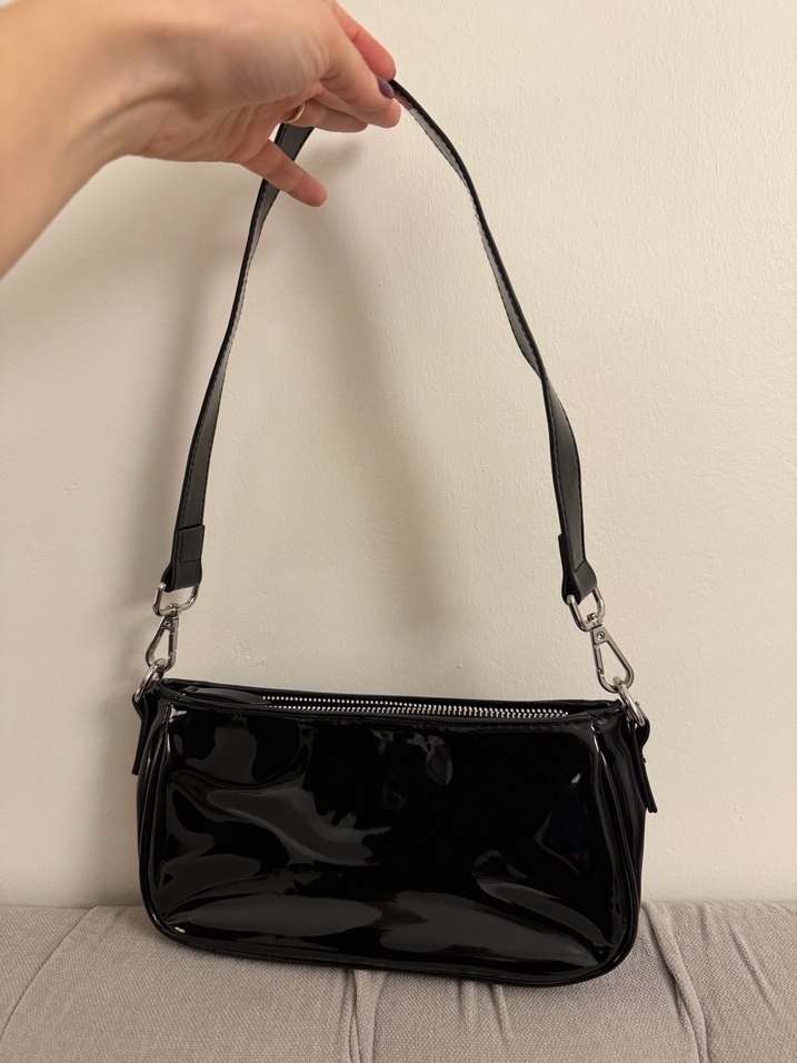 Zincir Detaylı Parlak Siyah Rugan Çanta - Görsel 2